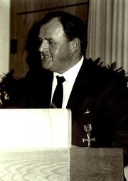 Friedrich Wilhelm Schnitzler - Bundesverdienstkreuz BRD 1984.jpg