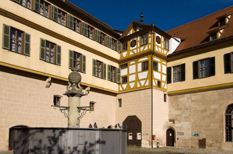 Datei:Schloss-Innenhof-mit-Brunnen.jpg