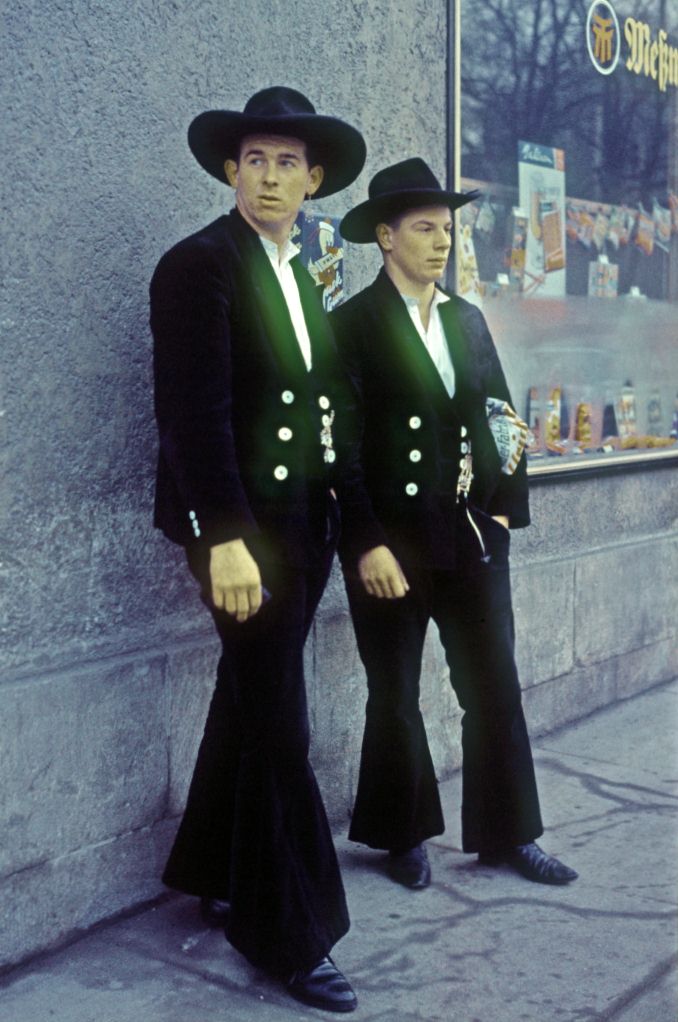 Zwei Zimmerleute auf der Walz in Tübingen am 29. Januar 1966. Tracht heißt bei Zimmerleuten "Kluft"