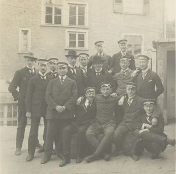 Gruppenfoto von Studenten aus Tübingen 1919.jpg