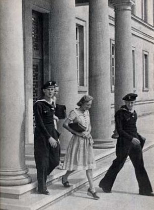 Datei:Marinesoldaten mit Studentin vor der Neuen Aula.jpg