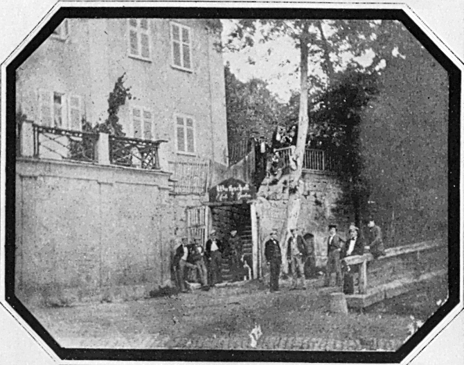 Datei:Louis Aickelin Burschenschaftler der Germania vor der Eifertei Salzpapierabzug 1855.jpg