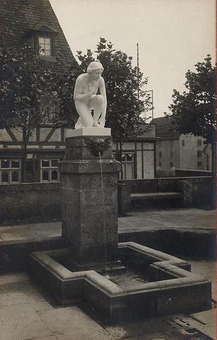 Datei:Ehemaliger Brunnen an der Neckarmüllerei von links.jpg