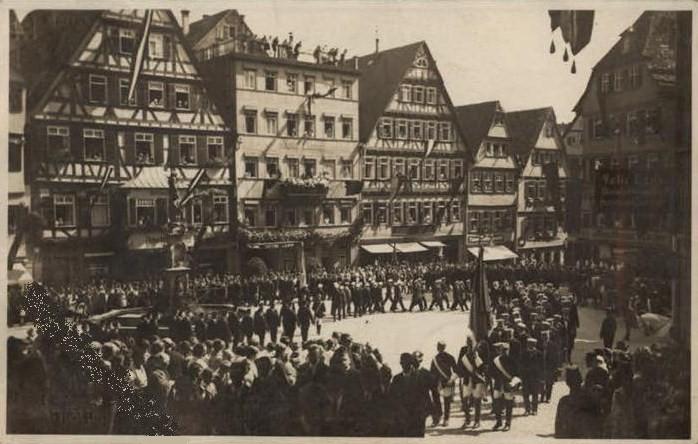 Datei:Uni-Festzug am Markt (1927).jpg