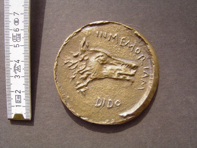 Datei:Ugge Bärtle Bronze-Medaille Hundekopf In Memorian Dido.jpg