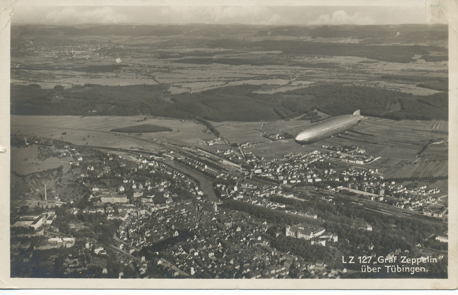 LZ 127 Graf Zeppelin über Tübingen auf einer Postkarte von H. Sting