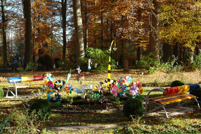 Datei:Bergfriedhof Kindergemeinschaftsgrabstätte Schmetterling.jpg