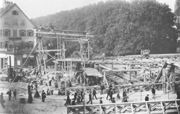 Bau der Eberhardsbrücke. Im Vordergrund hölzerne Behelfsbrücke