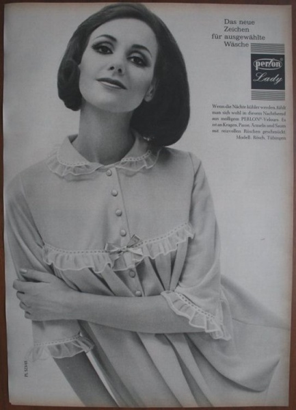 Datei:Perlon Lady Nachthemd Modell Rösch Tübingen, 1965.jpg