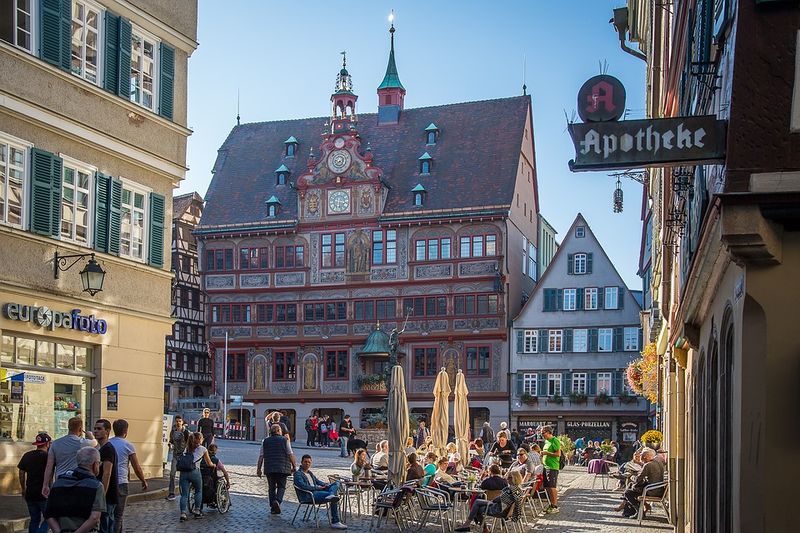 Datei:Marktplatz Rathaus von Osten.jpg