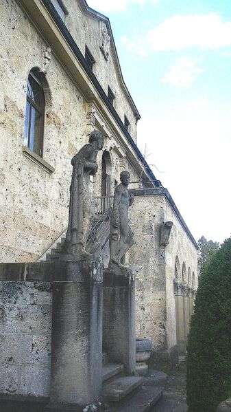 Datei:Villa Sonnhalde Südseite Statuen.jpg