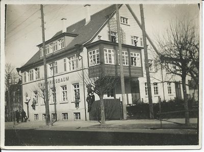 Gebäude von Emil Kriegbaum in Gomaringen auf einem alten Foto.JPG