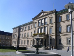 Klassizismus: Das Hauptgebäude der Neuen Aula entstand 1840-45 im klassizistischen Stil nach Entwürfen des württembergischen Hofbaumeisters Gottlob Georg Barth und stellt eines seiner beiden Hauptwerke dar.