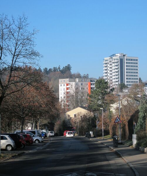 Datei:Eduard-Spranger-Straße, mit Georg-Fahrbachhaus.jpg