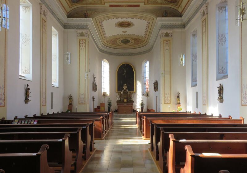 Datei:Pfarrkirche St. Briccius Innen Altar.jpg