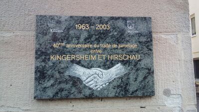 Marmortafel am Rathaus Hirschau zum 40. Jubiläum der Partnerschaft Kingersheim-Hirschau, 2003