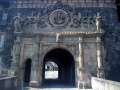 Prachtvolles Portal am Aufgang zum Schloss (2009, vor der Restaurierung)