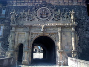 Prachtvolles Unteres Portal am Aufgang zum Schloss (2009, vor der Restaurierung)