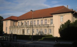 Neoklassizismus: Bonatzbau der Unibibliothek, 1912. Ein neoklassizistischer Bau mit typischen Stilmerkmalen der Zeit vor dem 1. Weltkrieg, benannt nach seinem Erbauer Paul Bonatz.