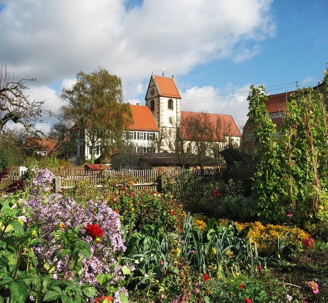 Datei:Weilheim- Nikomedeskirche und Gärten am Scheuernweg.jpg