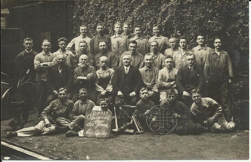Datei:Tübingen, Personal der Fa. August Schreiber, Schlosserei, Fotokarte 1925.JPG