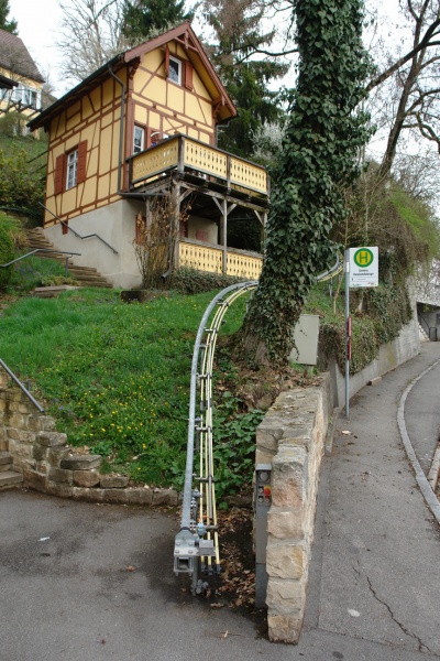 Datei:Treppenlift in einem Garten an der Haußerstraße.JPG