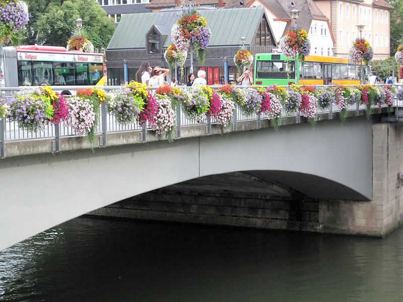 Datei:Eberhardsbrücke Blumenschmuck 51.jpg
