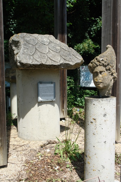 Schindeldach des römischen Grabmals.JPG