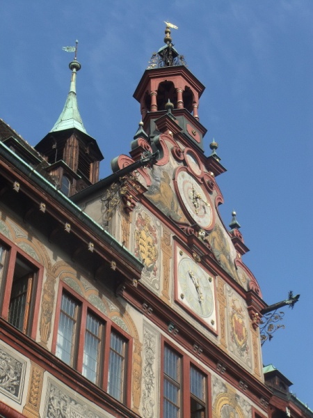 Datei:Rathaus Turm und Uhrengiebel.JPG