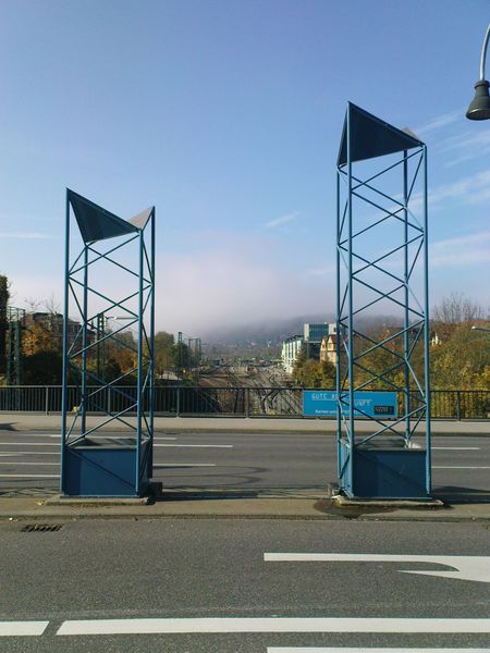 Datei:Blaue Brücke Nebel.JPG