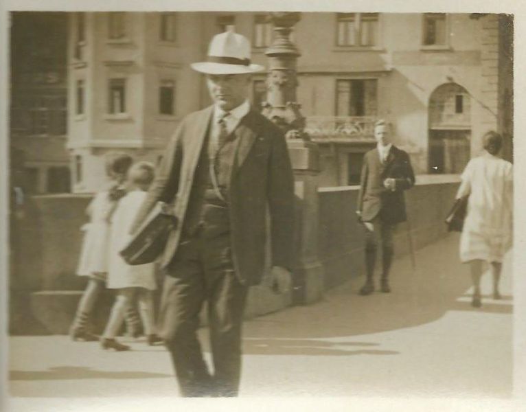 Datei:Auf der Neckarbrücke in Tübingen um 1930 d.JPG