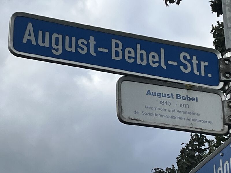 Datei:August-Bebel-Straße Schild.jpeg