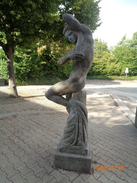 Datei:Skulptur Badender vor Hallenbad Nord.jpg
