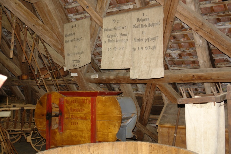Datei:Dreschmaschine im Isinger Dorfmuseum in Unterjesingen.JPG