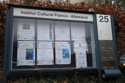 Schaukasten am Institut Culturel Franco-Allemand.JPG