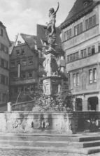 Der stark verwitterte Neptunbrunnen (1617) auf dem Marktplatz vor der Rekonstruktion nach dem 2. Weltkrieg. Bild vor dem 1. Weltkrieg.