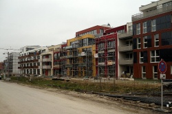 Gegenwartsmoderne: Wohnhäuserzeile im Mühlenviertel, 2008-10 (hier im Bau)