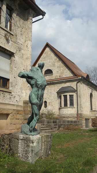 Datei:Villa Zundel Bronzeskulptur Gartenseite.jpg