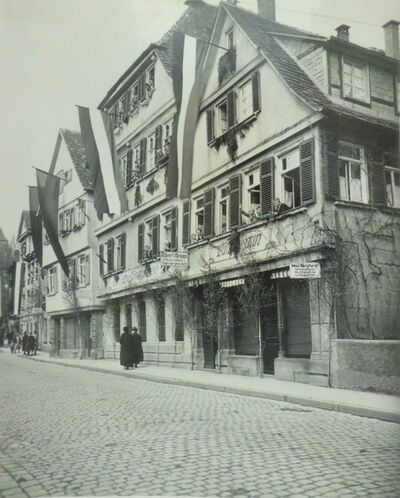 Fleischerei Hanselmann, Tübingen, Schmiedtorstraße 6, Ecke Bachgasse, Fahnenschmuck zum Tag der nationalen Arbeit am 1. Mai 1933.JPG