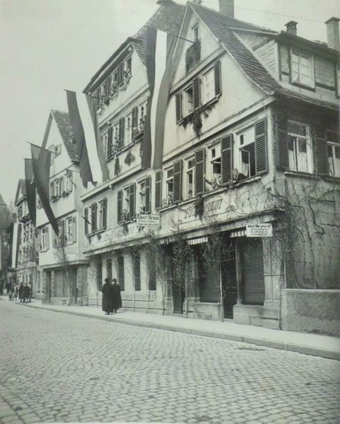 Datei:Fleischerei Hanselmann, Tübingen, Schmiedtorstraße 6, Ecke Bachgasse, Fahnenschmuck zum Tag der nationalen Arbeit am 1. Mai 1933.JPG