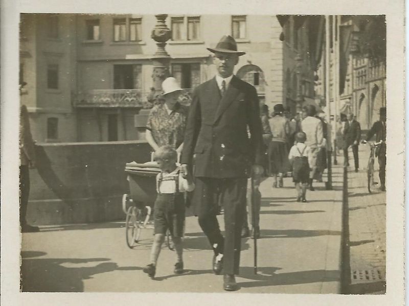 Datei:Auf der Neckarbrücke in Tübingen um 1930 b.JPG