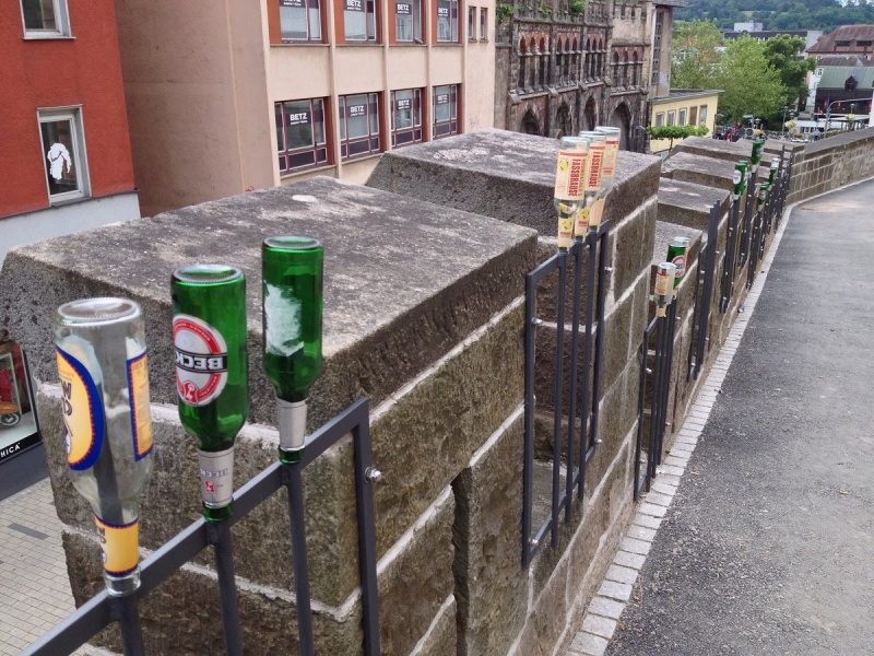 Datei:Schulberg-Treppe-Flaschen-Juni-2013.jpg