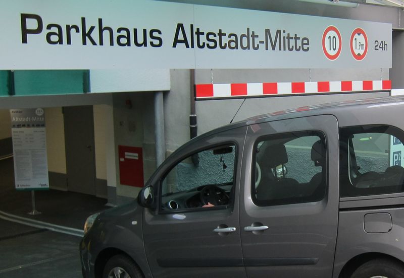 Datei:Parkhaus Altstadt Mitte Einfahrt 2019.jpg