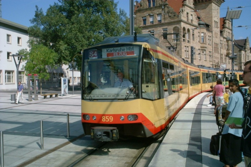 Datei:Heilbronn Bahnhofsvorplatz Stadtbahn01 2002-09-08.jpg