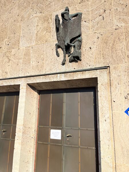 Datei:Bronzerelief über dem Eingang der Martinskirche.jpeg