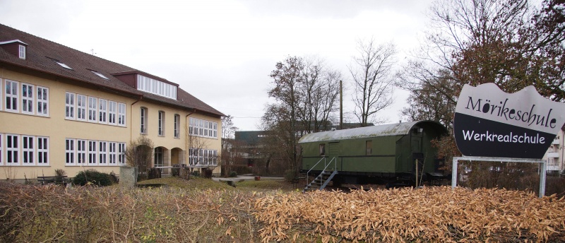 Datei:Alter Eisenbahnwagen an der Mörikeschule.JPG