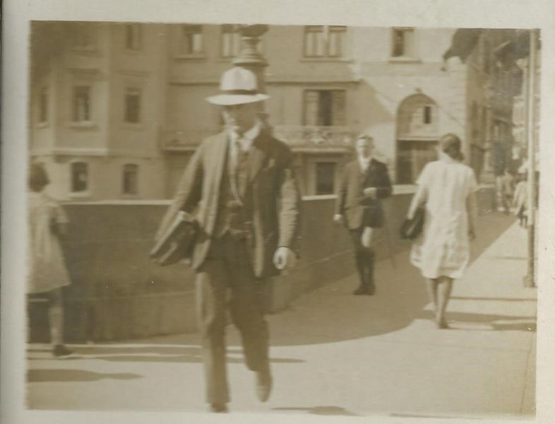 Datei:Auf der Neckarbrücke in Tübingen um 1930 c.JPG
