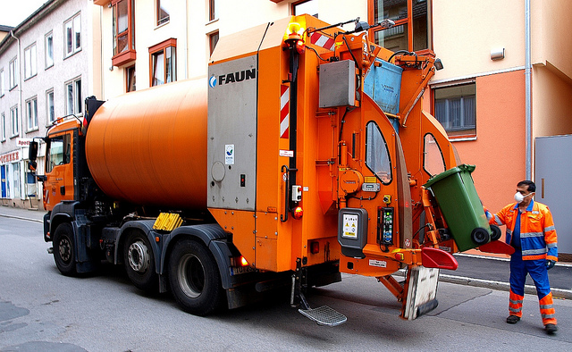 Datei:Tübinger Müllabfuhr in der Uhlandstraße.jpg