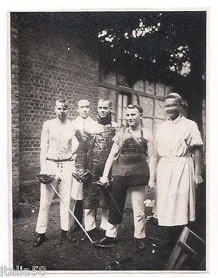 Datei:Tübinger Paukanten mit Degen nach Mensur - 1920er-Jahre.jpg