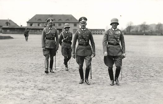 Datei:Tübinger Soldaten auf dem Kasernenhof.jpg